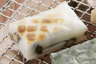 北海道産の黒豆がたっぷり入った贅沢な斗棒（とぼ）餅